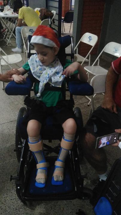 Foto 3 de 6 — Ajuda: Mãe realiza campanha para adquirir cadeira adaptada para o filho
